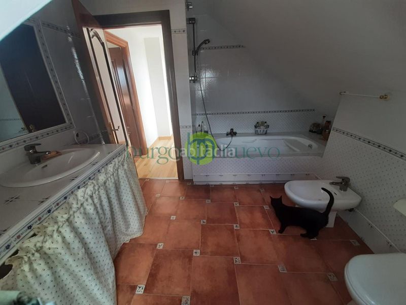 Foto adabb2ad-90d7-4688-b345-69b125fce4fe. Casa amb calefacció aparcament a Villaturiel