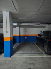 Alquiler Parking coche  Calle reyes leoneses. Plaza de garaje en alquiler