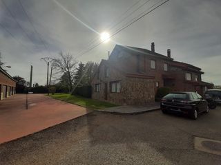 Casa aparellada  Carretera santander (villarrodrigo de las regueras). Pareado a escasos minutos del centro de león