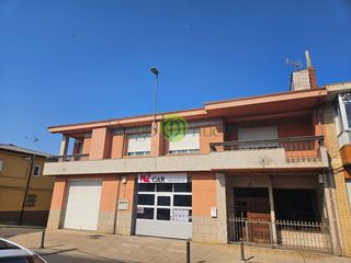 Maison  Avenida de león. Venta casa  con gran terraza, garaje y rentabilidad por local al
