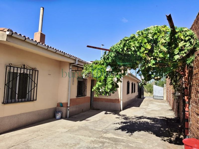 Foto abbce046-9bbe-46c6-b0f0-1bde642df507. Maison avec parking dans Armunia León