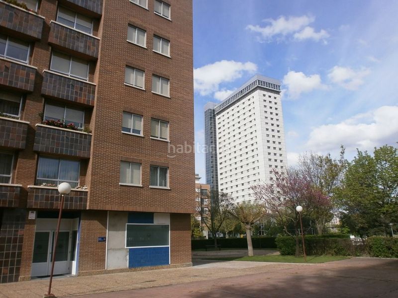 Foto a606af01-6734-4eda-9001-41dcd3cfb097. Oficina en calle 15 local comercial de 216 m² construidos en alquiler con posibilidad de división en dos locales.
1 local de aproximadamente 60m²y ot en Valladolid