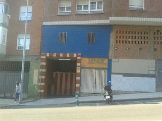 Büro in Calle periodista francisco caranto 3. Local en venta y alquiler de 53 m2 en gijón