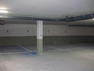 Aparcament cotxe a Calle cantareros 24. 2  unicas plazas de garaje en venta o alquiler