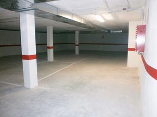 Aparcament cotxe a Calle quevedo 7. Varias plazas de garaje en sótanos -1 y -2 del edificio corona.