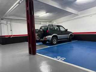 Aparcament cotxe a Carmelitas 13. Plaza de garaje con acceso por dos puertas en plena plaza de car