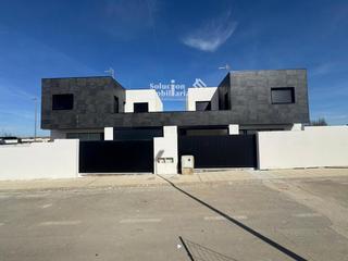 Maison jumelée à Calle peñalara 14. Chelet pareado por el garaje en carbajosa de la sagrada calle pe