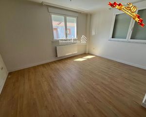 Etagenwohnung in Encinas de Abajo. Última vivienda ático disponible a estrenar con posibilidad plaz