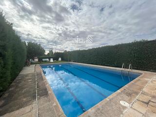 Xalet a Castellanos de Villiquera. Chalet independiente con placas solares , piscina privada y pist