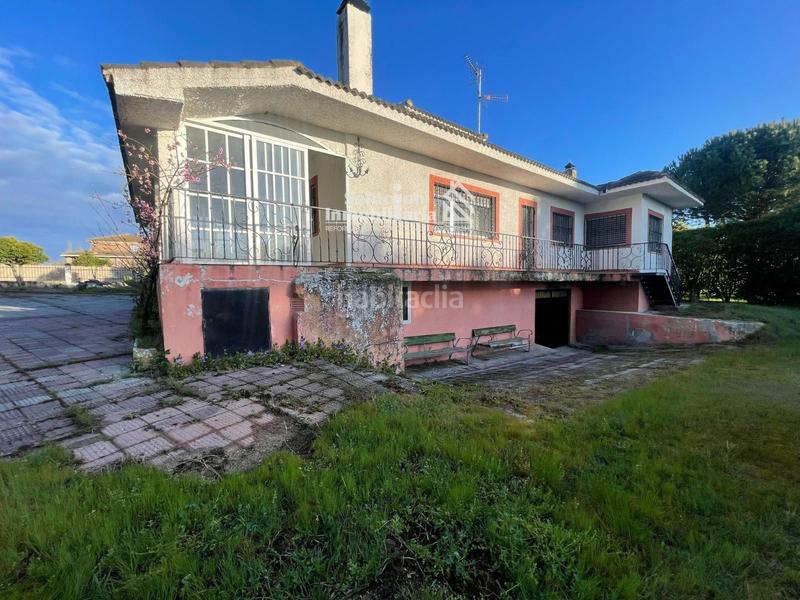 Foto 1c0f4d36-f17b-4674-bfee-595900c5158c. Chalet gran chalet independiente , con amplia parcela, piscina y bodega!! en Valdunciel