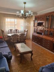 Alquiler Piso en Carmelitas. Amplia vivienda en pleno barrio del oeste junto avenida italia i