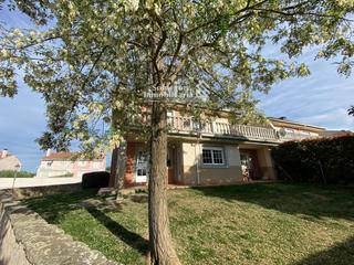 Casa aparellada a Santa Marta de Tormes. Solución inmobiliaria vende chalet pareado en urbanización aldeb
