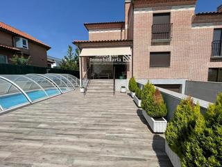 Casa pareada en Cabrerizos. Chalet pareado de lujo con piscina cubierta y reforma integral