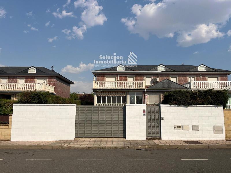 Foto 07484c4b-a07a-431e-add3-2efbb08a5d9d. Doppelhaus mit heizung parking pool in Carbajosa de la Sagrada