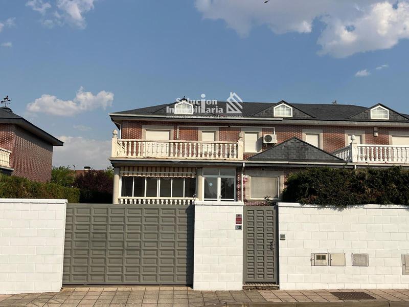 Foto e4baa931-2db1-4d8f-963c-5adbddce183a. Doppelhaus mit heizung parking pool in Carbajosa de la Sagrada