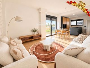 Casa bifamiliare in Calle peñalara 14. Magnifico chalet pareado en carbajosa de la sagrada en amplia zo