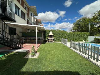 Maison jumelée à Cabrerizos. Espectacular chalet adosado con piscina privada y jardín en cabr