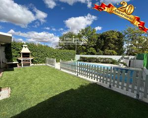 Casa bifamiliare in Cabrerizos. Espectacular chalet adosado con piscina privada y jardín en cabr