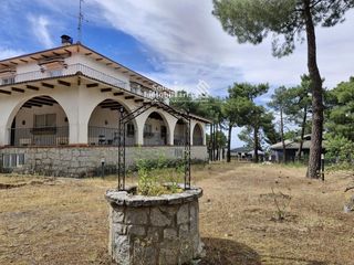 Towny house in Alba de Tormes. Espectacular chalet independiente con piscina privada, 3.910 m d