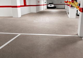 Aparcament cotxe a Capuchinos - Glorieta - Ciudad Jardín. Plaza de garaje para dos coches en barrio blanco  alquiler o ven
