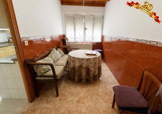 Casa a Barrio Blanco. Amplia casa independiente de una planta con patio, jardín y terr