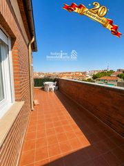 Rent Penthouse in Barrio Blanco. Ático reformado con espectacular terraza  carretera de ledesma