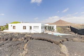 Chalet in Tahiche. Mágica villa rodeada de lava oportunidad exclusiva en el volcán