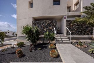Casa a schiera in Costa Teguise. Espectacular adosado de diseño moderno y vistas al mar en costa