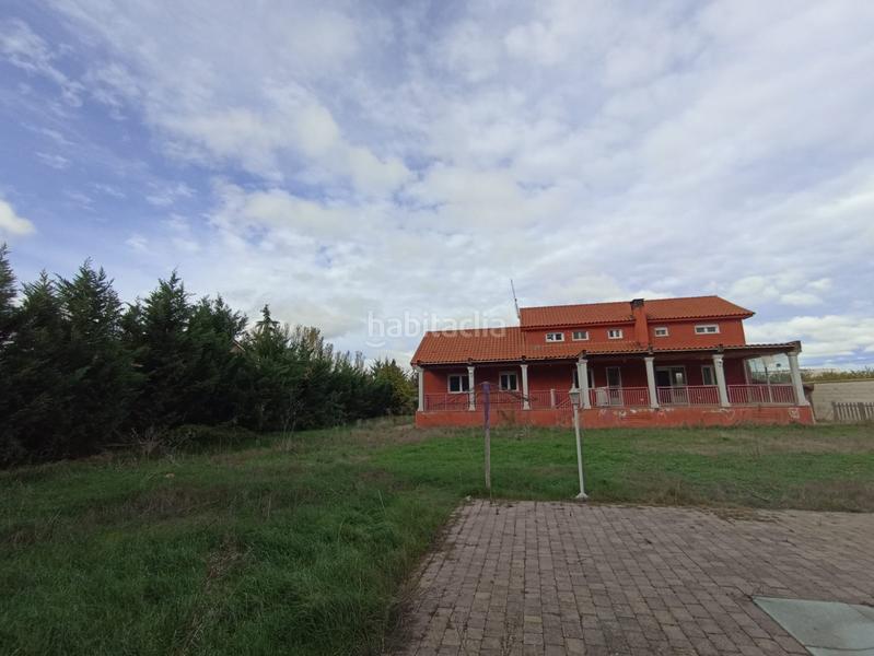 Foto ed241f1d-e100-4b89-ba0b-e859b5aab269. Chalet avec parking piscine dans Simancas