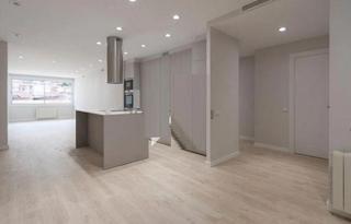 Appartement  Gran via de carles iii. Piso reformado