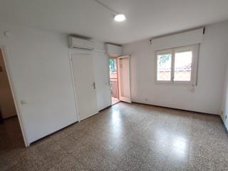 Pis a Vall d´Hebron. Amplio y luminoso piso con balcón en horta