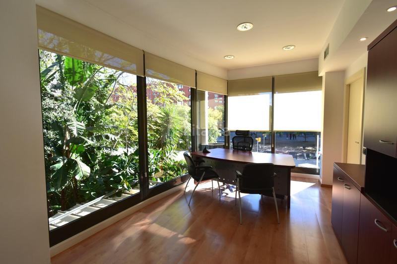 Foto 84b0069e-44bf-4bd4-917d-a77c57b272de. Alquiler oficina elegante oficina disponible en paseig taulat en Barcelona