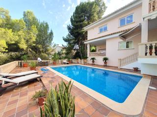 Xalet a Costa d´en Blanes. Spacious villa with large swimming pool in costa den blanes.