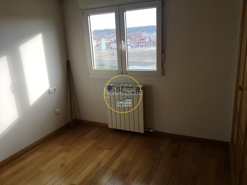 Foto db11a5e3-bc84-4b3b-94f8-4a13784d1c1c. Pis amb calefacció aparcament a Puente Castro León