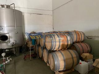 Local commercial à Chozas de Abajo. Bodega con viñedo en venta en chozas de abajo.