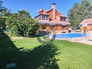 Chalet à Valdefresno. Chalet independiente a la venta en las lomas.
