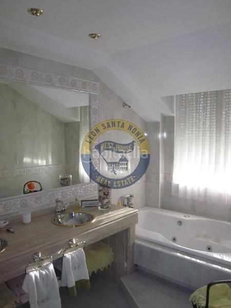 Foto e51e3907-fdcb-42de-9e06-b365c59151aa. Casa amb calefacció aparcament piscina a Valdefresno