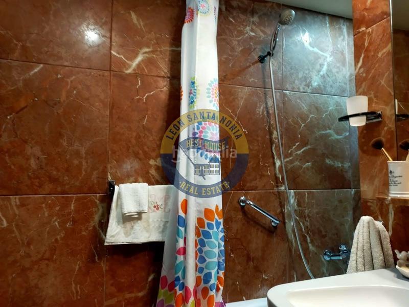 Foto 728b0129-dc5b-457e-af48-da1b12d16774. Pis amb calefacció aparcament a Centro Ciudad León