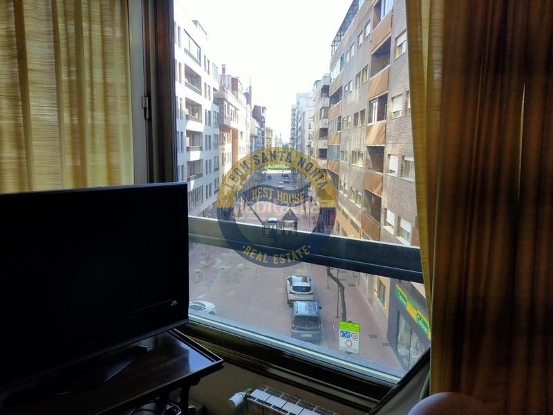 Foto ae81a044-e314-459b-860e-cb008a9b9d04. Pis amb calefacció aparcament a Centro Ciudad León