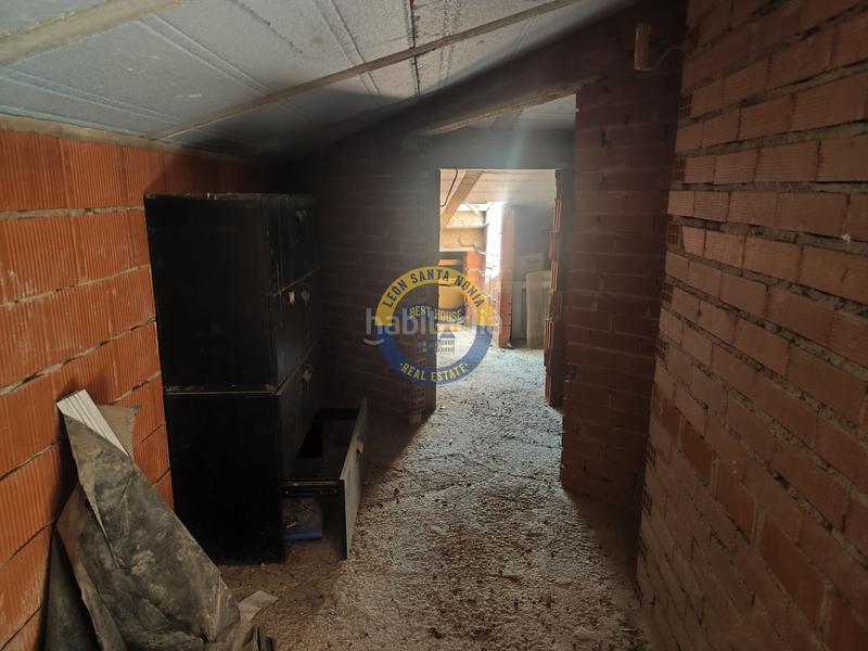 Foto 4a34d88b-4c2c-4fc0-9488-bbdca429caf4. Édifice dans Trobajo del camino