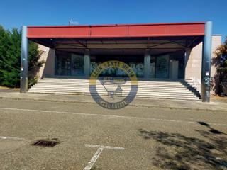 Local commercial à Villaquilambre. Nave a la venta en navatejera.