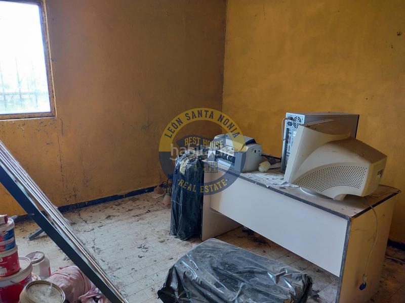 Foto f07fd332-9ded-4de2-b087-4513139bde06. Fabrikhalle in Valverde de la Virgen