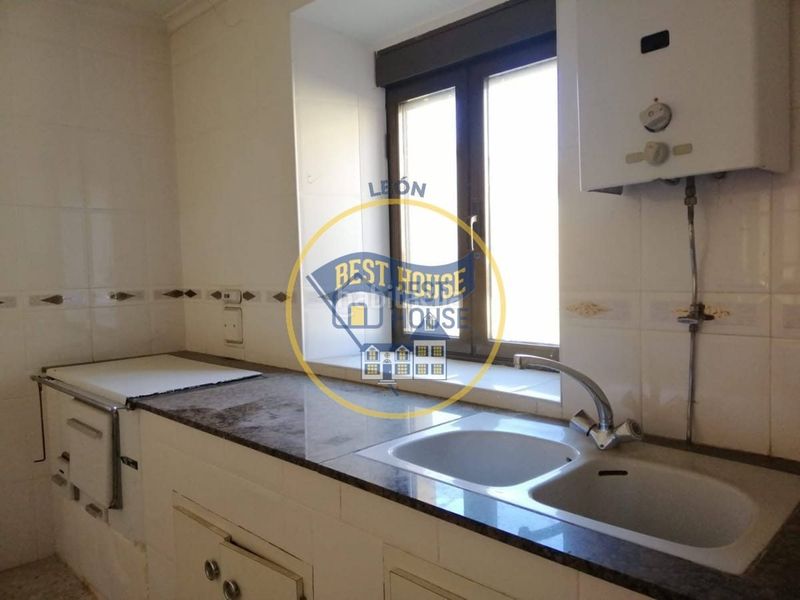 Foto a15c8666-40cd-43fb-b380-6d9940f23654. Casa amb aparcament a Rioseco de Tapia