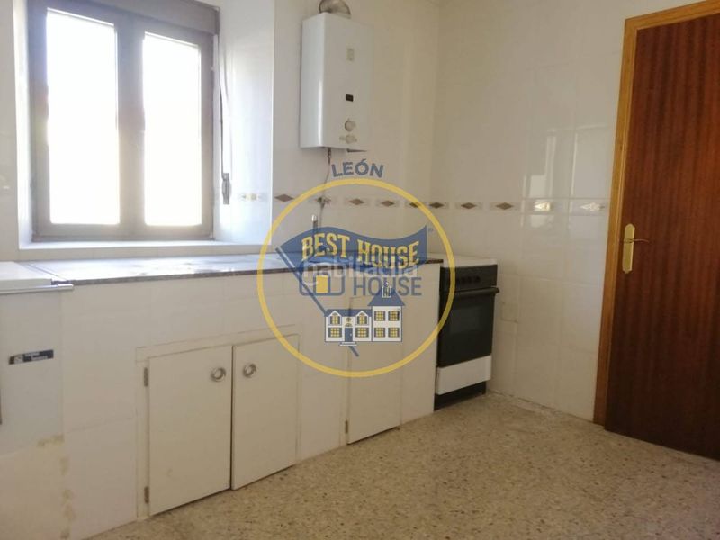 Foto f13fc220-bdb9-4e14-9d6f-e9da5d214789. Casa amb aparcament a Rioseco de Tapia