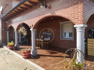 Casa en Puente Castro. Casa a la venta en la carretera de villarroañe, a escasos 5 minu