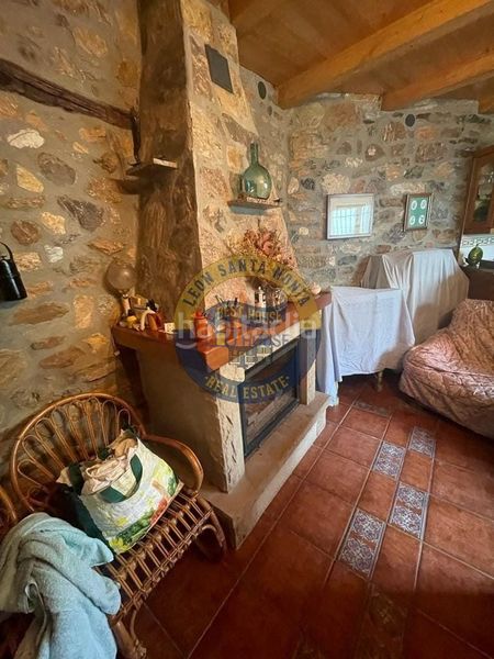 Foto 9693d869-5a72-4da6-9ca9-7d48ac9e60b6. Casa amb calefacció a Carucedo