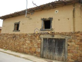 House in Destriana. Casa de abode y piedra en venta en robledino de la valduerna a 5