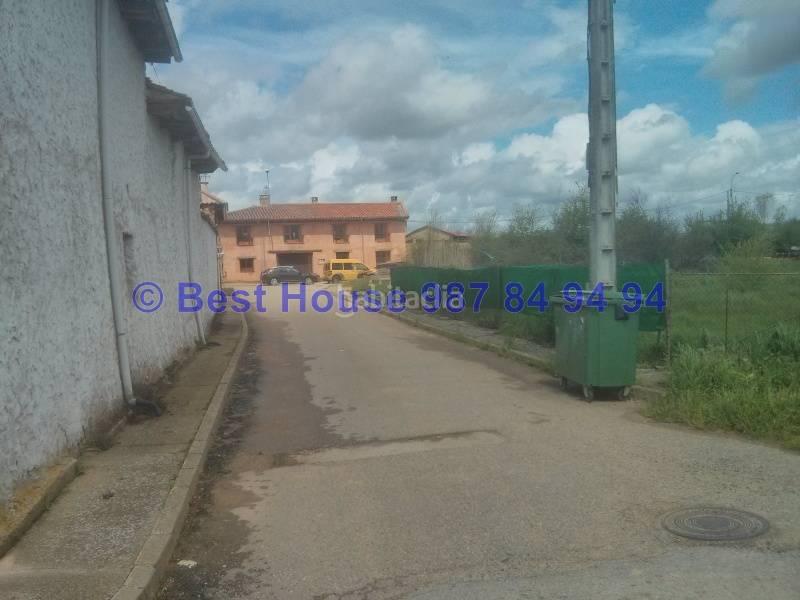 Foto cb79e602-6c8d-4f71-a0a6-65350dec0350. Masia amb aparcament a Valdefresno