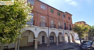 Casa  Plaza porticada. Se vende casa en valladolid