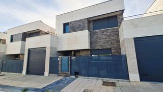 Casa  Calle arca 8. Chalet en venta en arcas reales, valladolid